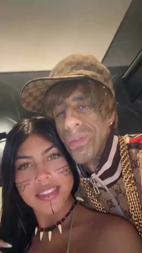 Personagem de IA com aparência humanizada